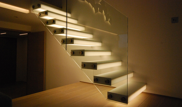 unusual-unique-staircase-modern-home-diapo-glass-box-tread.jpg
