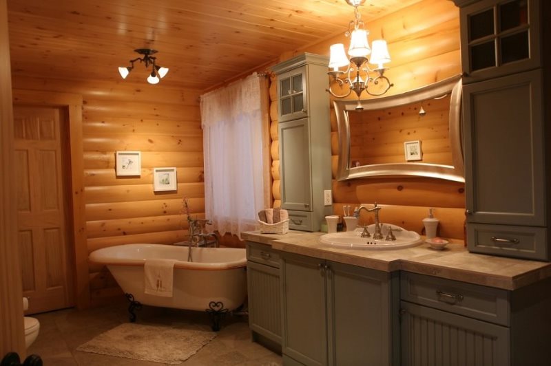 Серые фасады деревянной мебели в ванной
