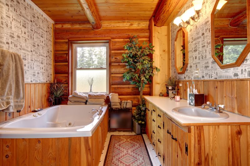 Дизайн ванной комнаты с окном в срубовом доме