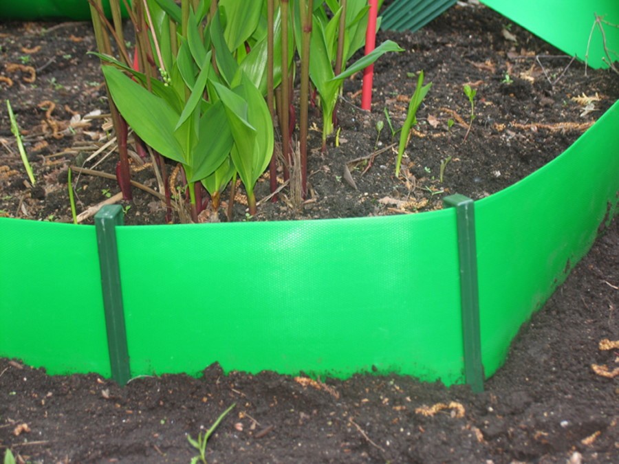 Зеленый бордюр из пластиковой ленты
