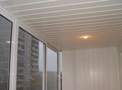 Пластиковые панели являются лучшим материалом для отделки потолка на балконе