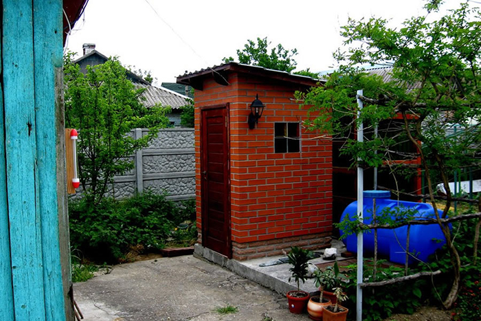 Неподалёку от кирпичного туалета можно располагать любые хозяйственные постройки