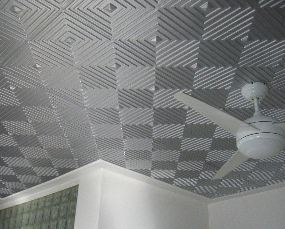 Потолок из пенопластовых плит можно сделать более креативным, просто покрасив его красивой краской