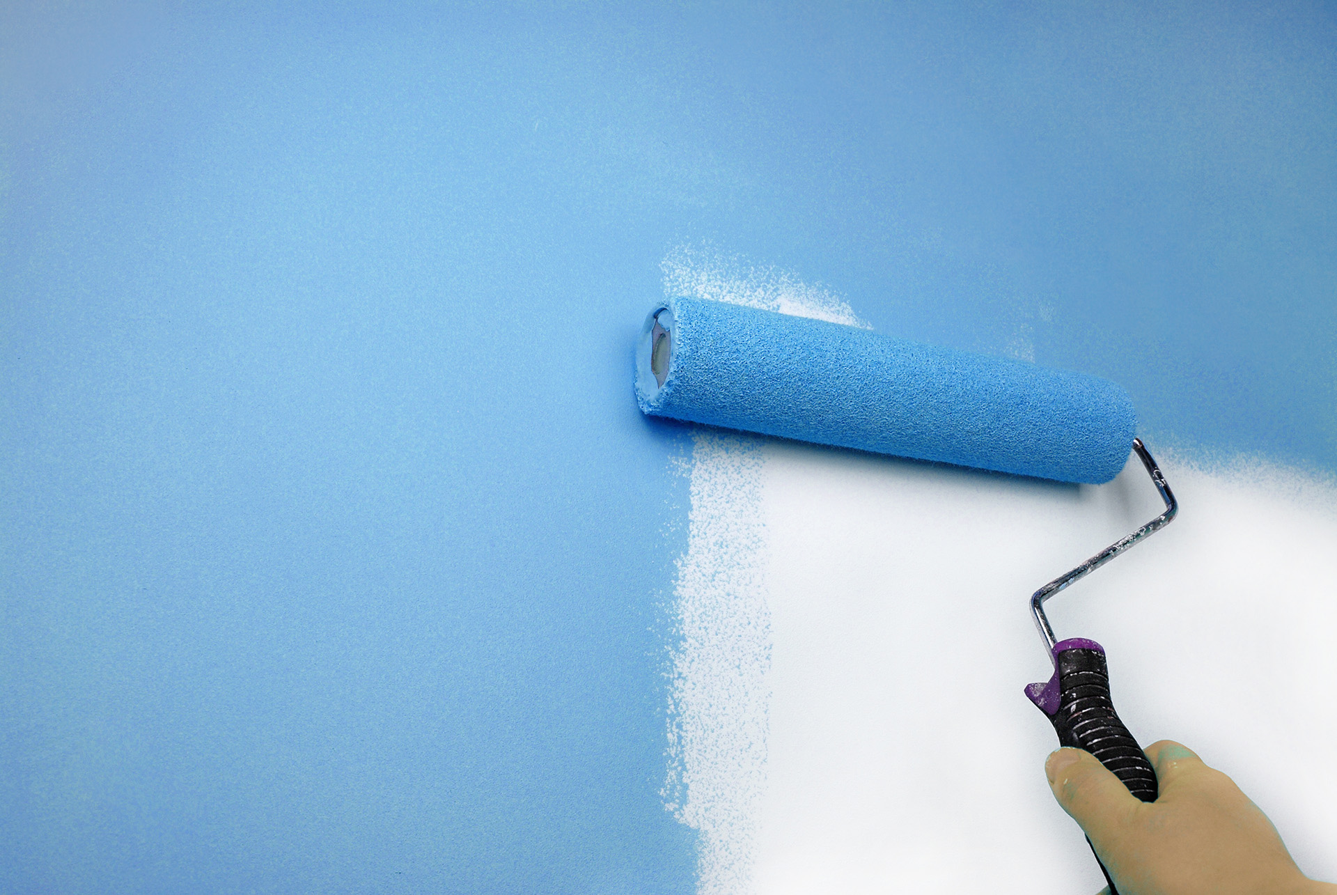 Как клеить обои на водоэмульсионную краску на стене