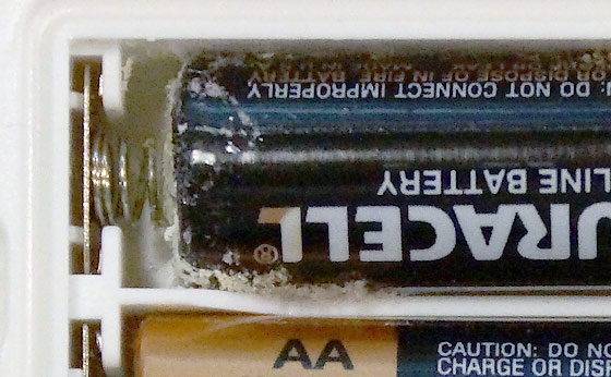 aa-battery-white-fluffy-corrosion