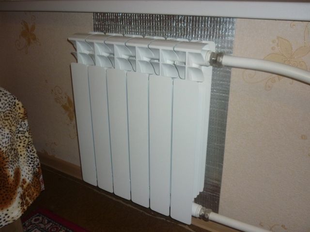 Термоотражающий экран за радиатором отопления
