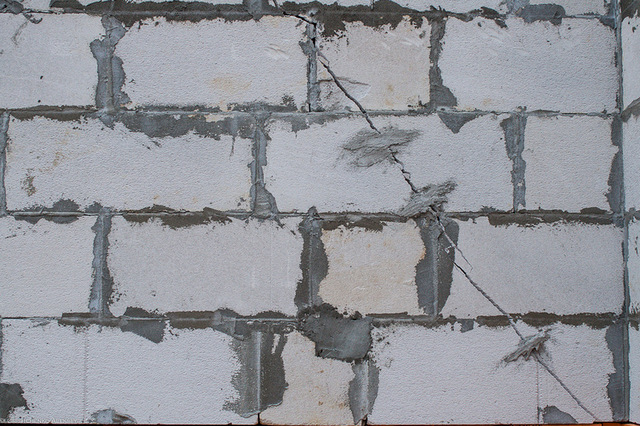 Трещины на газобетонных стенах, увы – довольно частое явление, и привести к ним может даже совсем небольшое проседание основания.